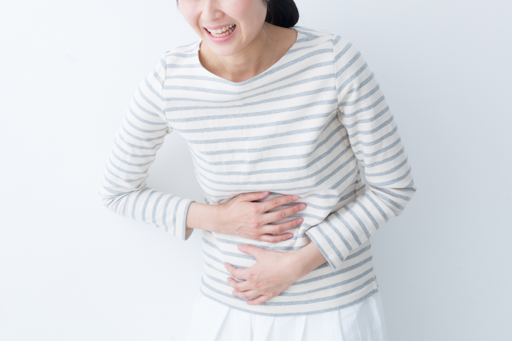 복부 불편을 표현하는 여성