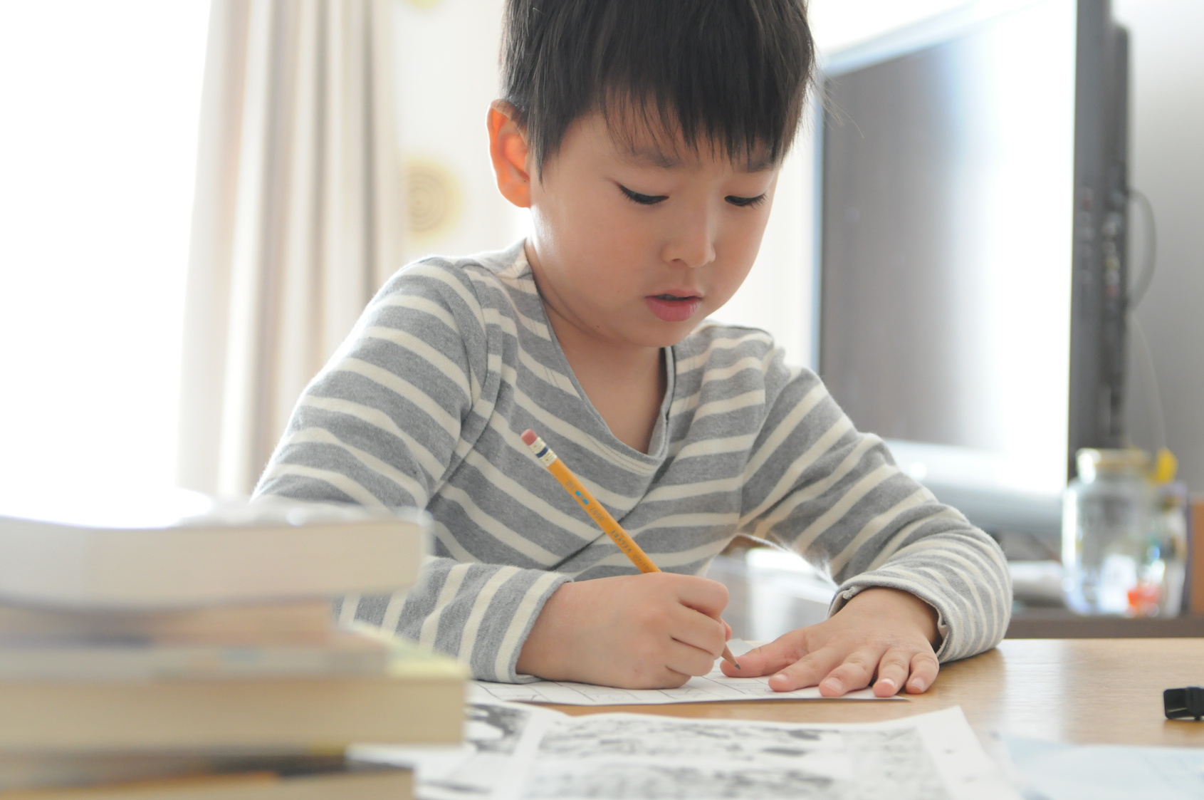 책상에서 활동하는 아이